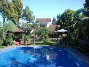 Five Cloves Pool Hotel